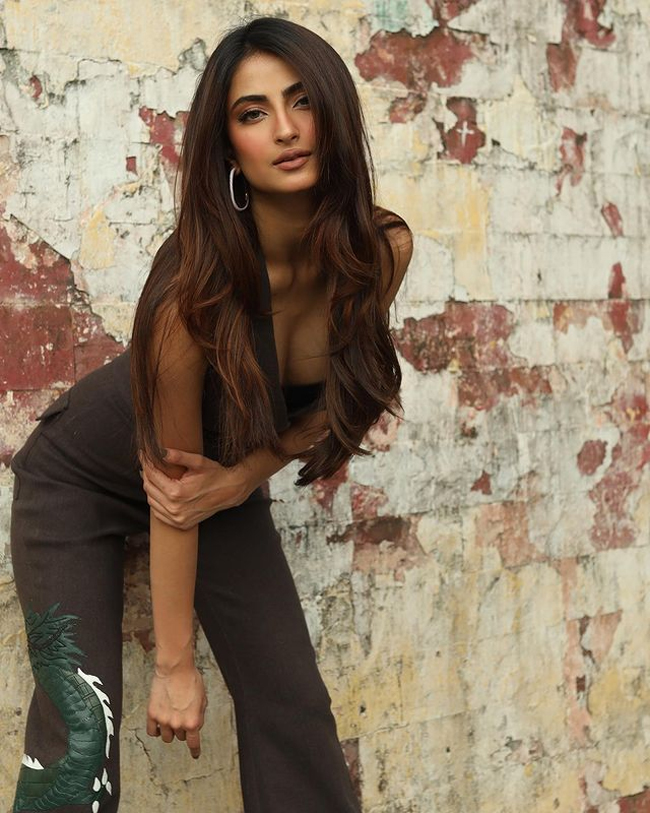 Pleasing Clicks Of Palak Tiwari In Colorful top